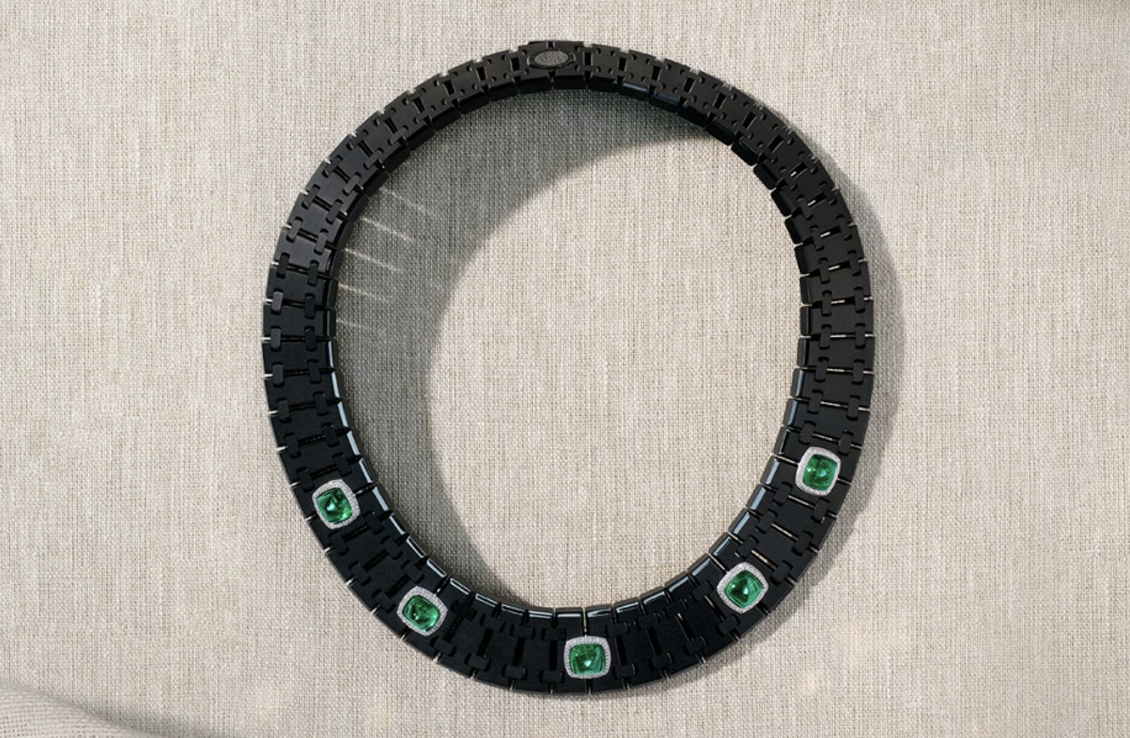 collier audemars piguet en titane noir et emeraudes