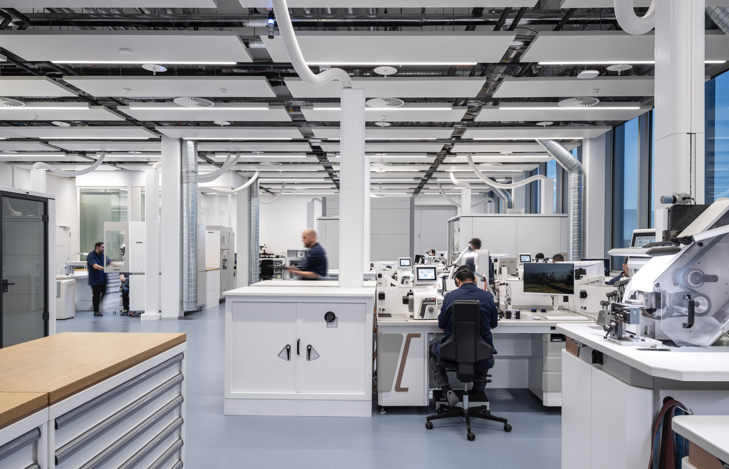 photo des artisans au travail dans l'atelier de montres de luxe audemars piguet, en suisse