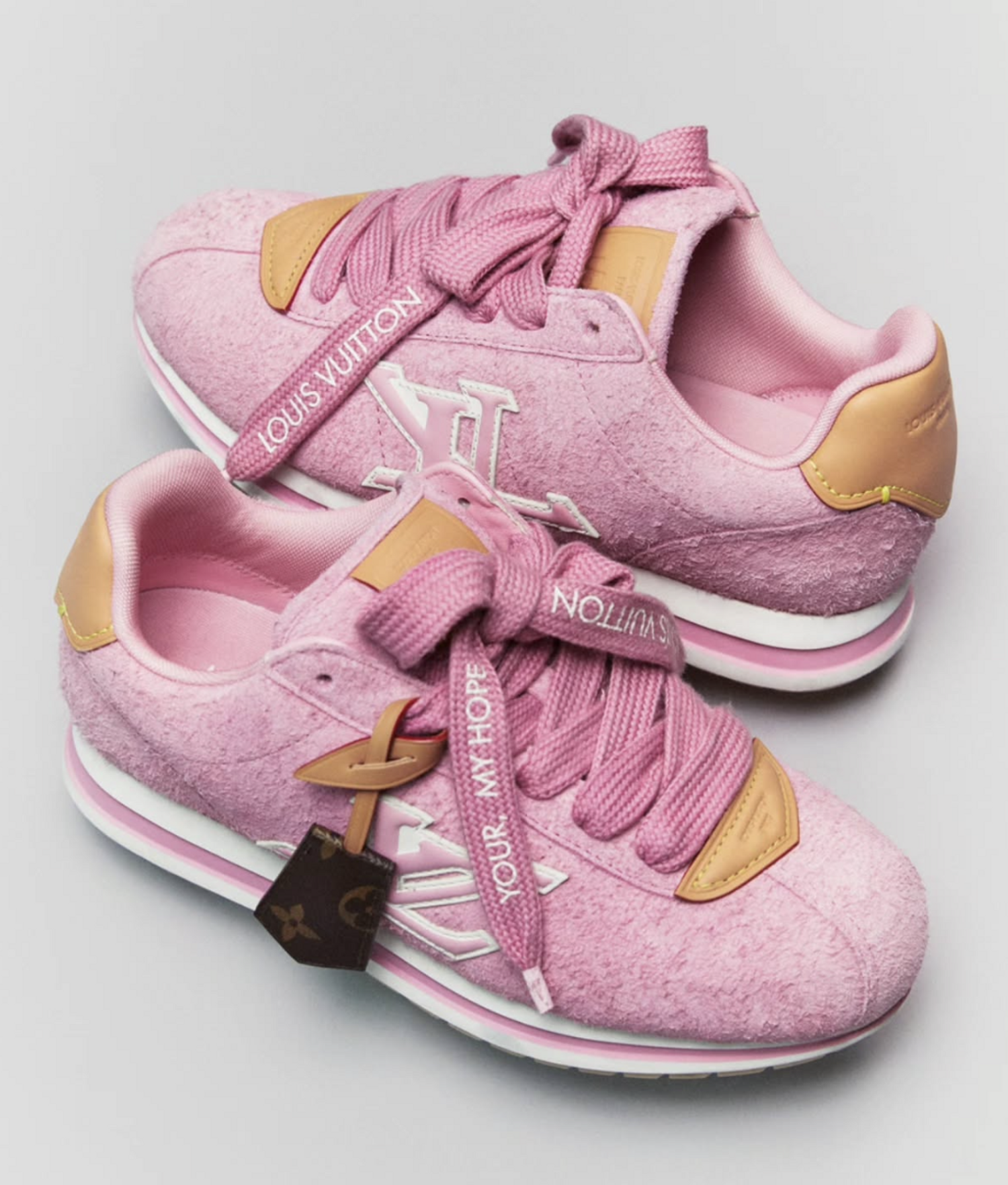 baskets roses n&eacute;es de la collaboration entre vuitton et j-hope de bts