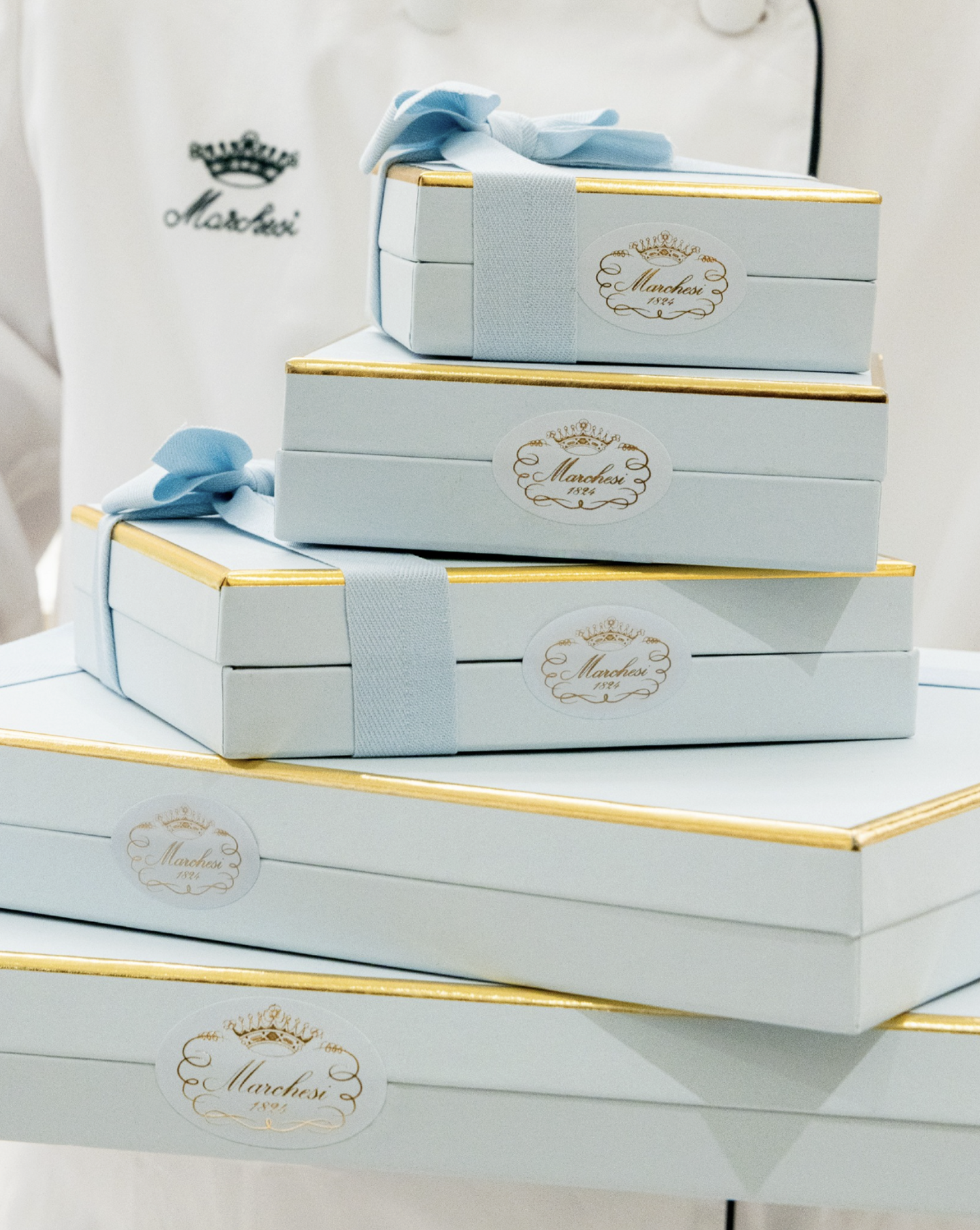 Bo&icirc;tes de chocolats Marchesi 1824 bleu iconique, packaging de luxe et coffrets cadeaux de la maison milanaise.