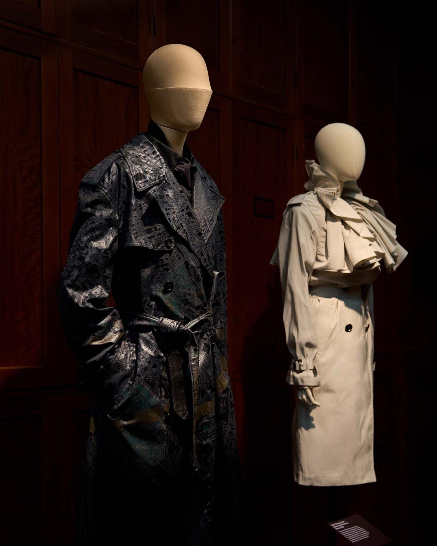 plus beaux trenchs de la marque de luxe burberry exposés à Londres