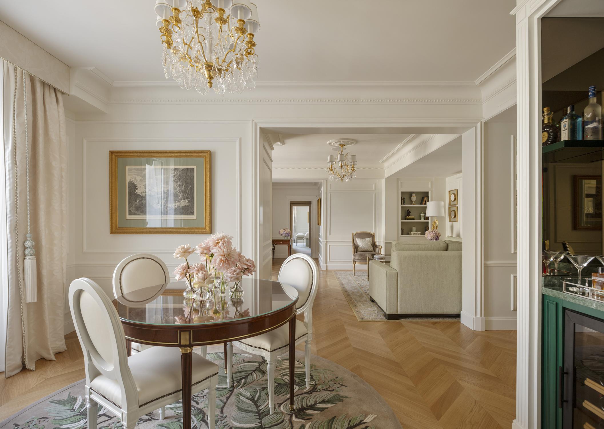 salle à manger chambre de luxe hotel parisien champs elysées george v
