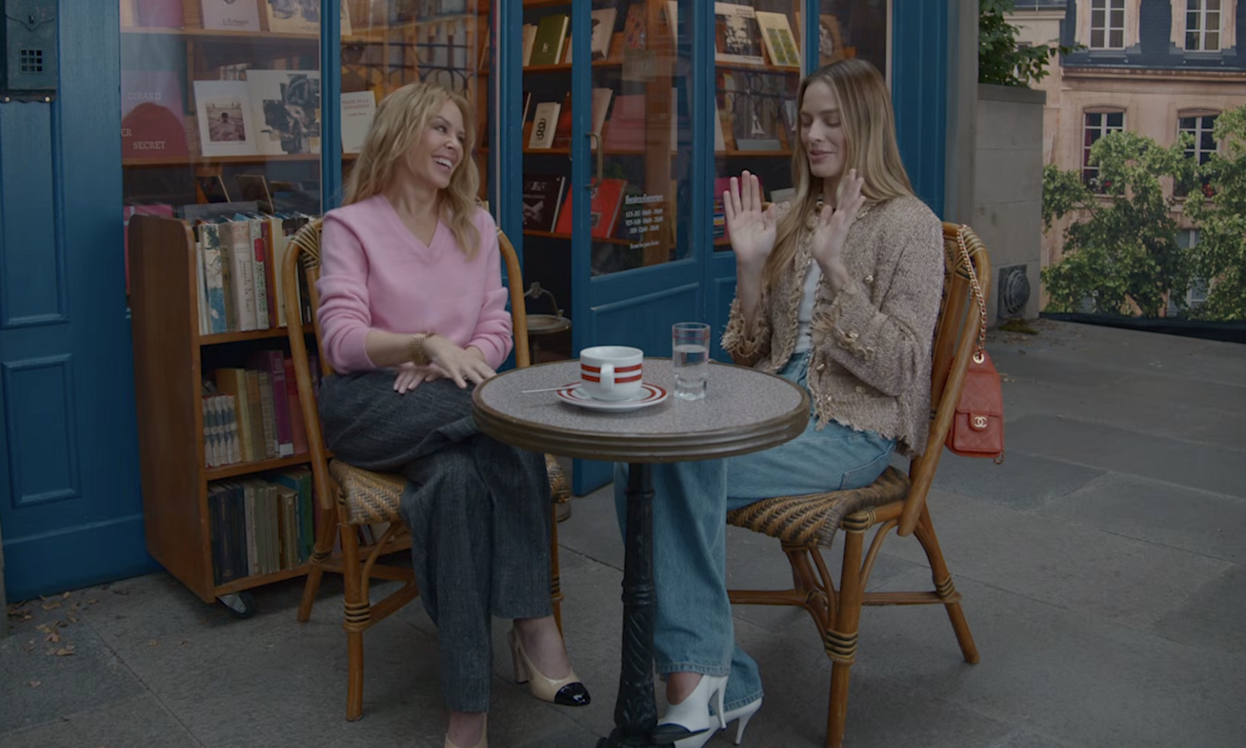 clip de kylie minogue revisit&eacute; par Chanel avec Margot Robbie comme &eacute;g&eacute;rie du nouveau sac de luxe de la maison