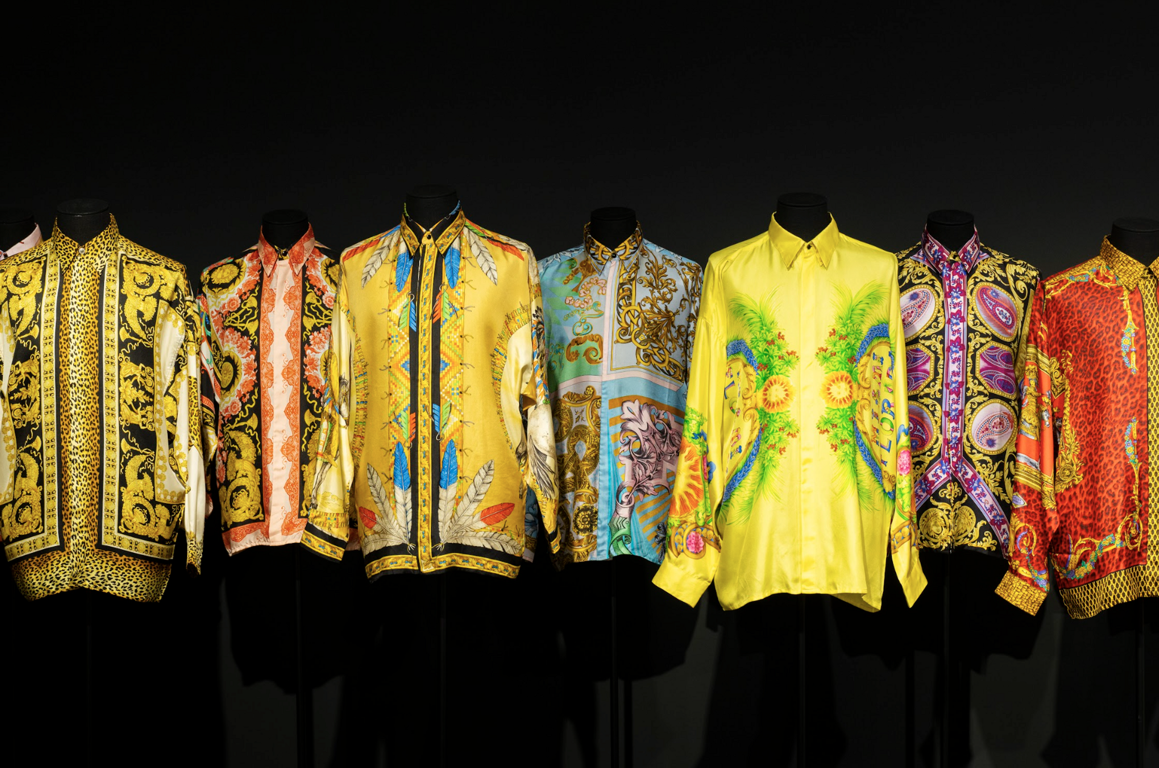 visuels de l'exposition rétrospective sur gianni versace, créateur de mode, à paris en 2026