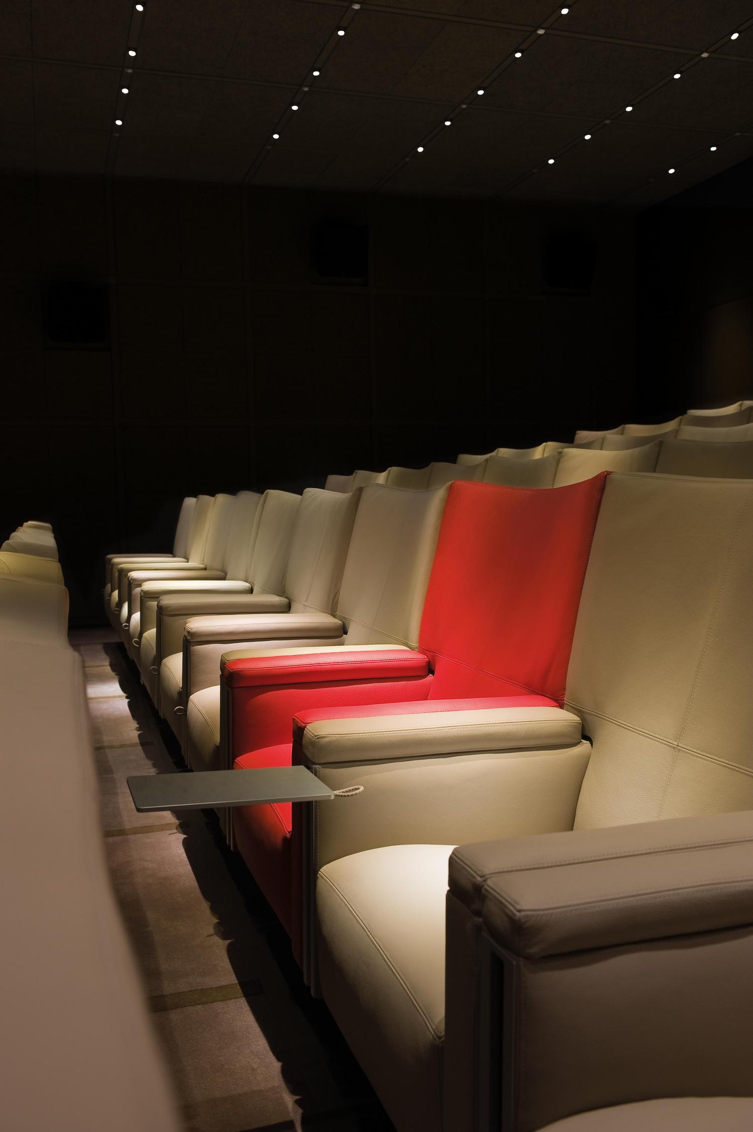 idée sortie jour de pluie à Paris - une salle de cinema de luxe dans un palace