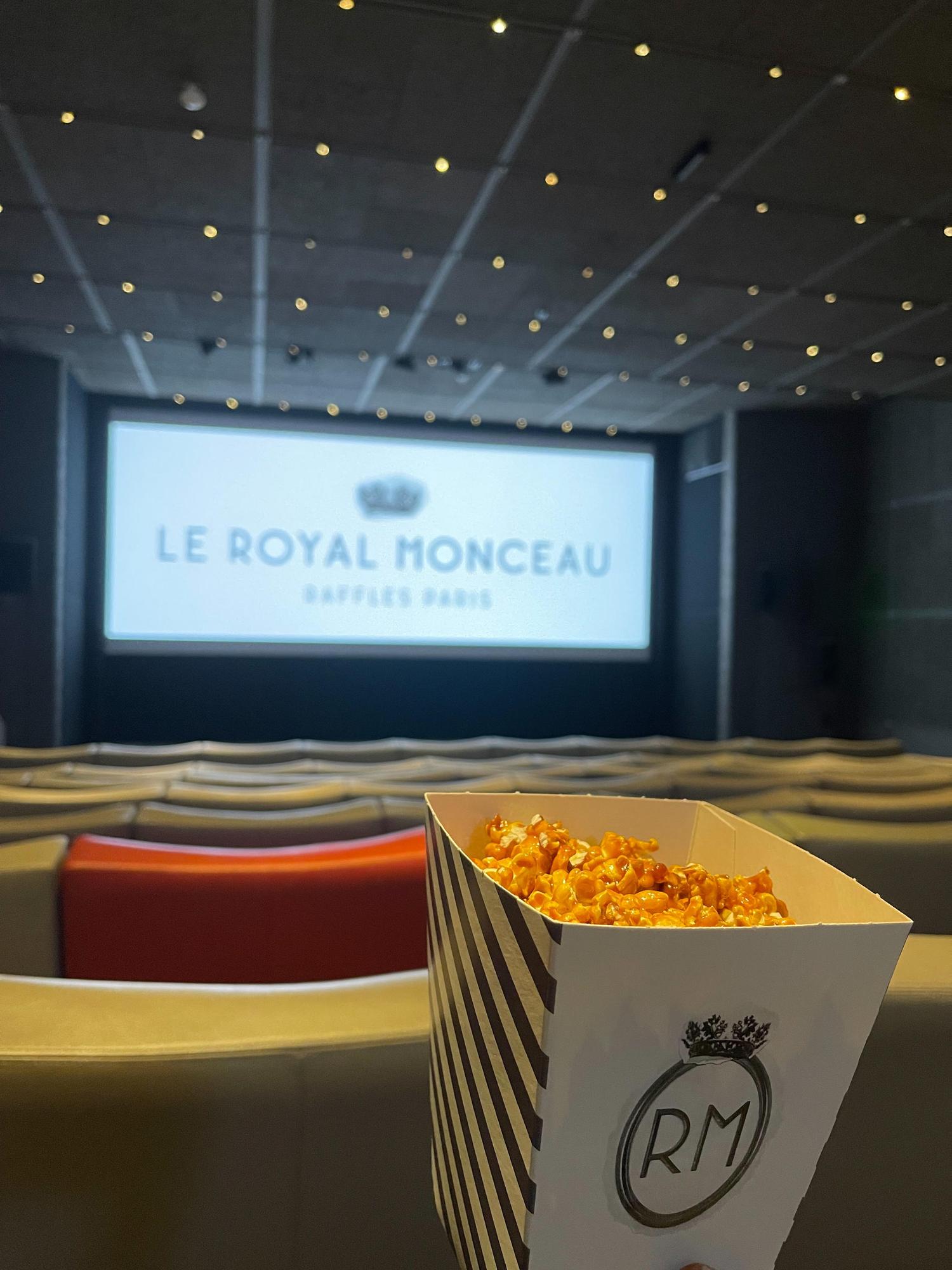 quel hôtel de luxe a un cinéma à Paris ?