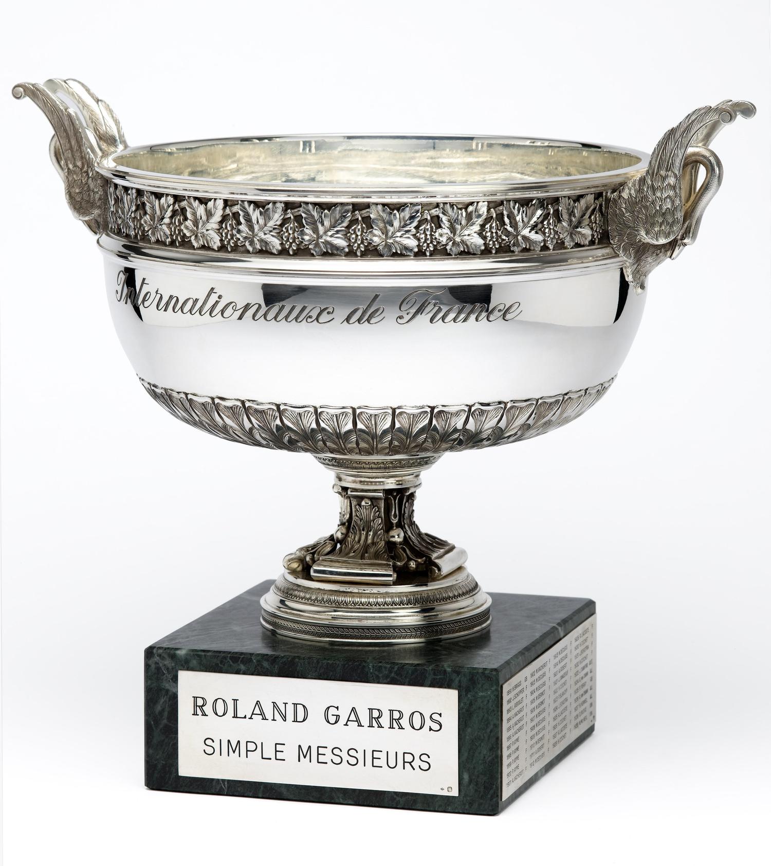 La coupe des mousquetaires de roland garros est fabriqu&eacute;e par Mellerio