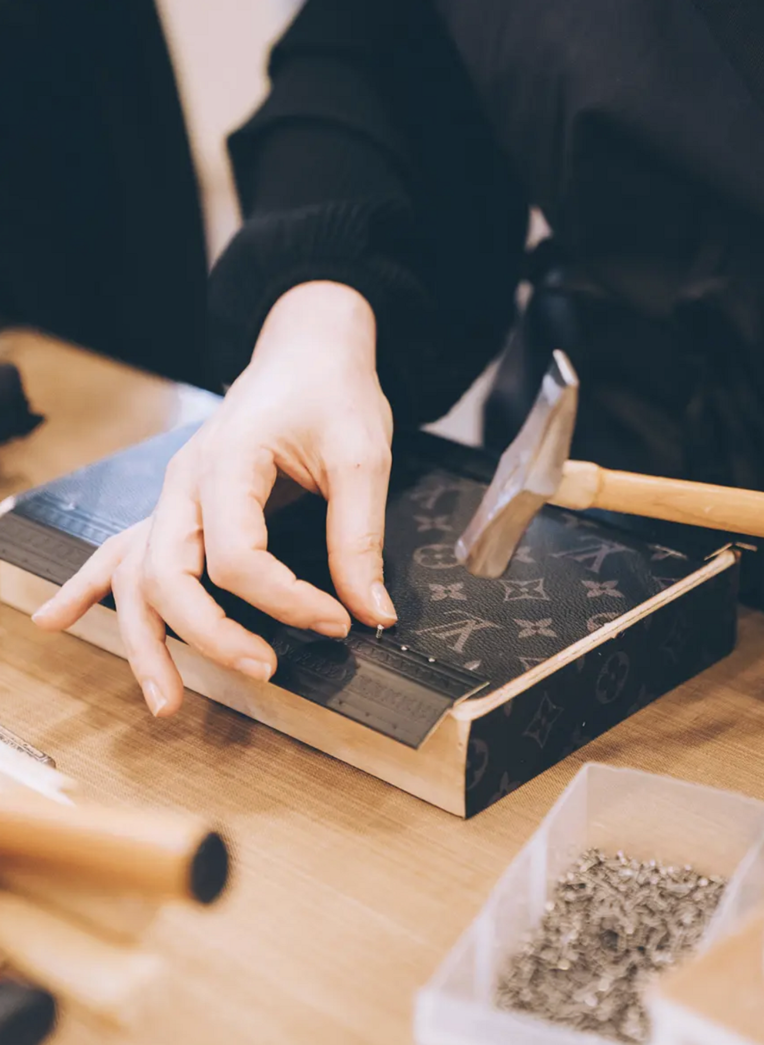 atelier sur la cr&eacute;ation d'un sac de luxe louis vuitton lors de la tourn&eacute;e des metiers d'excellence lvmh 2026