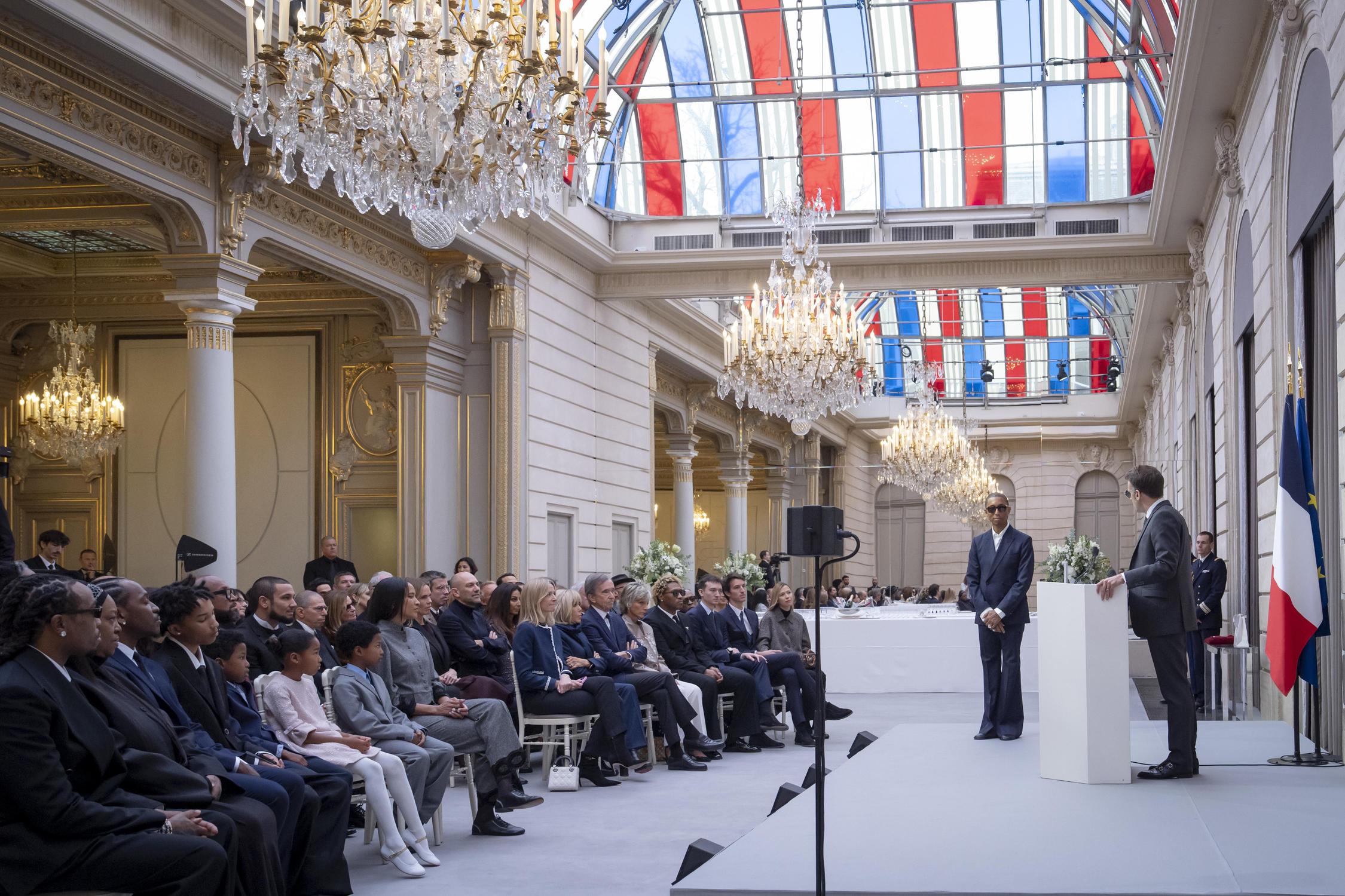 pharrell williams d&eacute;coration chevalier l&eacute;gion d'honneur