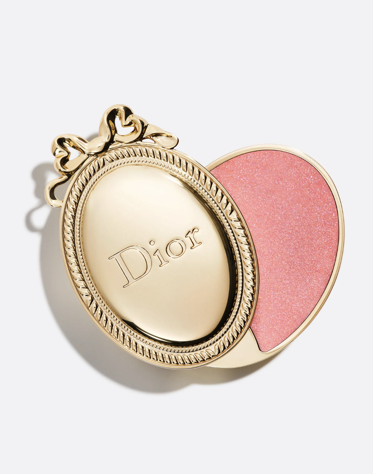 nouveau baume à lèvres Dior Beauté en forme de médaillon doré, pensé pour être fixé à un smartphone