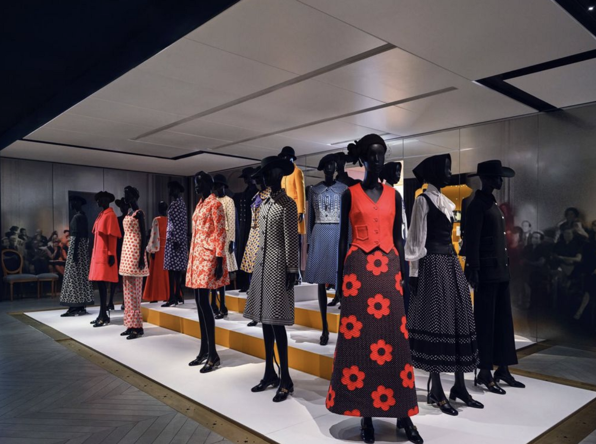 silhouettes diorling de la nouvelle exposition dior à paris, avenue montaigne