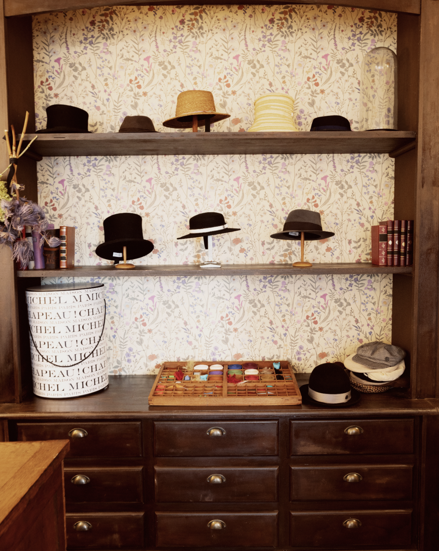 nouvelle exposition de mode à Paris : les chapeaux Maison Michel
