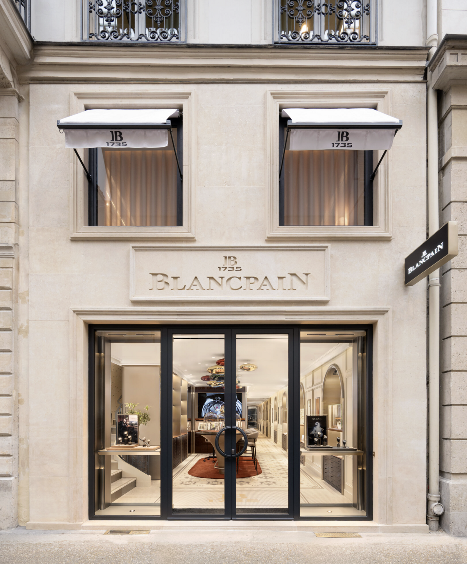 devanture de la nouvelle boutique de la maison de luxe blancpain à Paris