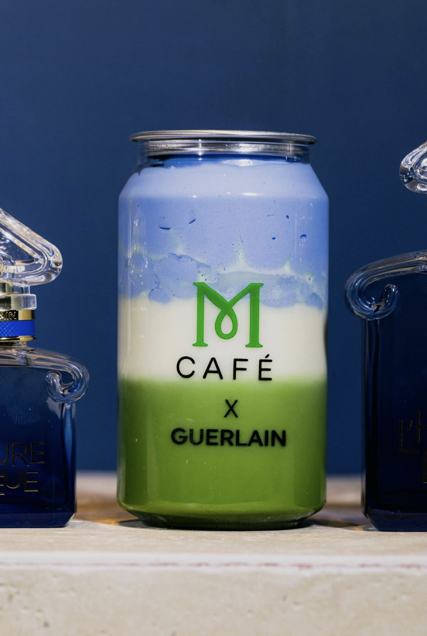 nouvelle boisson matcha aux couleurs du parfum l'heure bleue de guerlain café