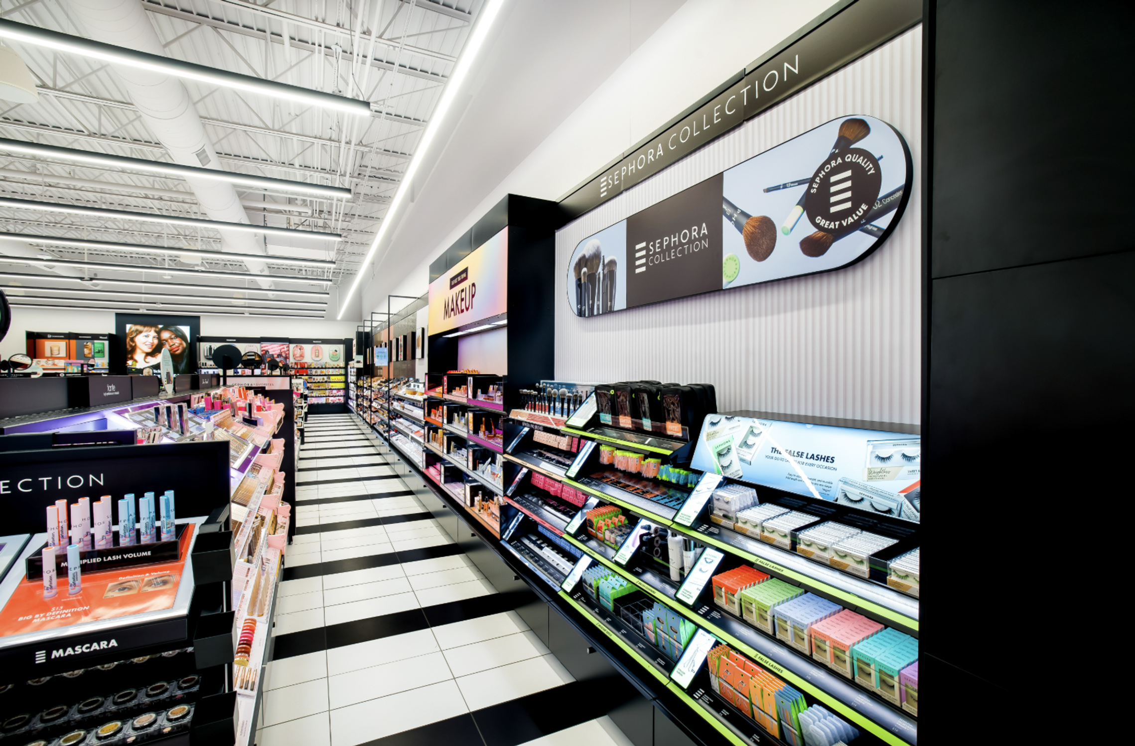 int&eacute;rieur d'un magasin sephora pour illustrer les heures calmes mis en place dans le retail beaut&eacute;
