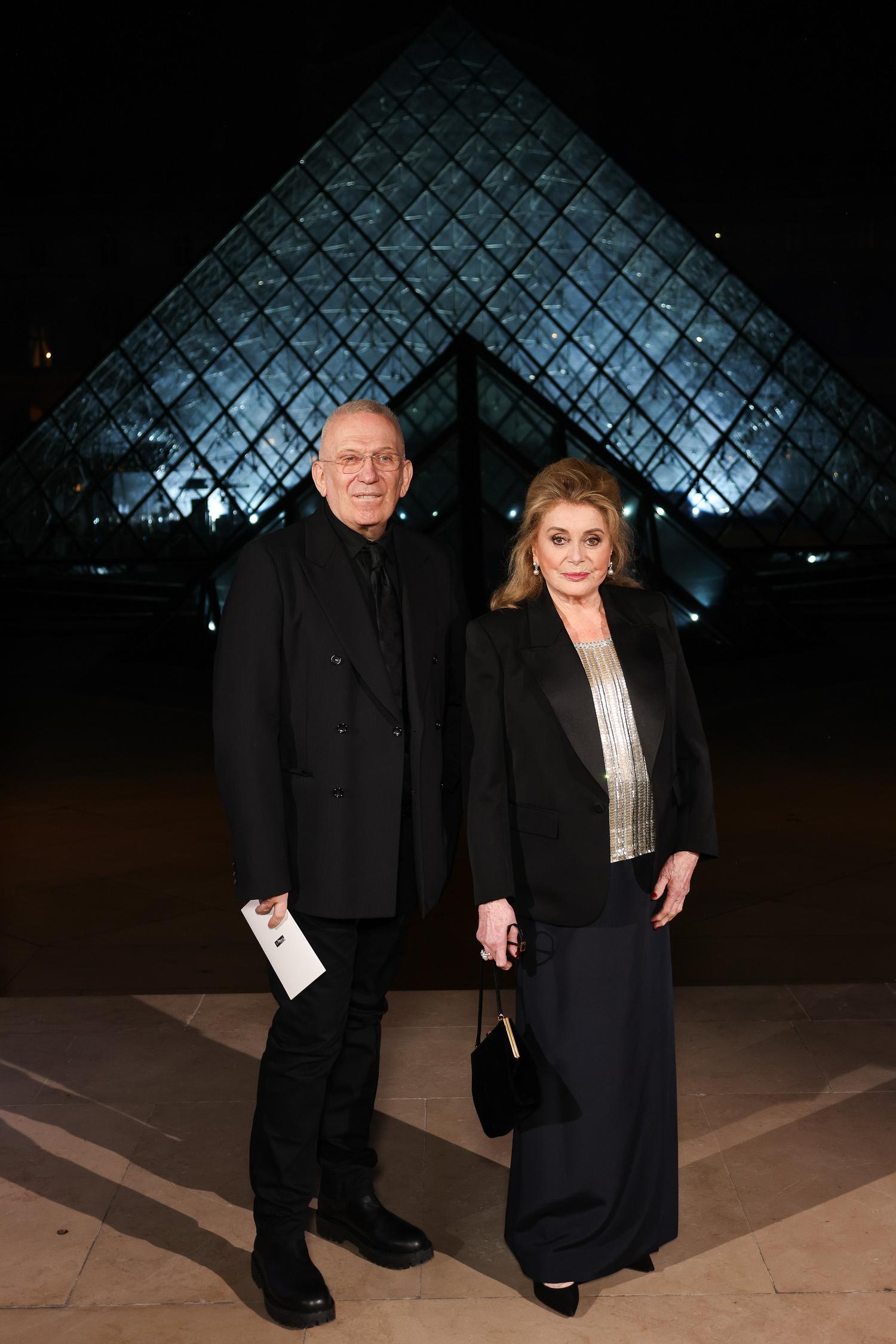 jean paul gaultier et catherine deneuve posent ensemble au louvre pour le grand diner 2026