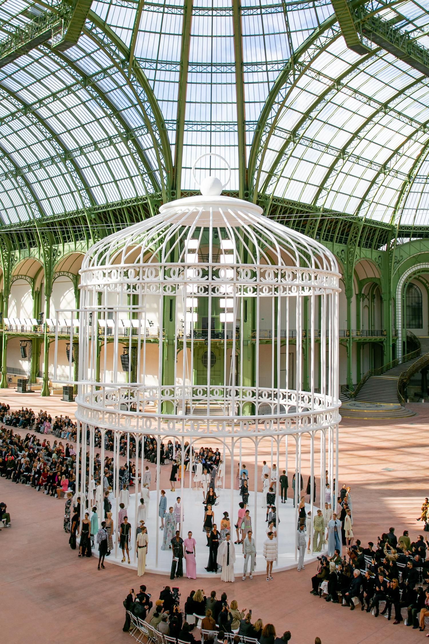 livre de mode sur les defiles chanel