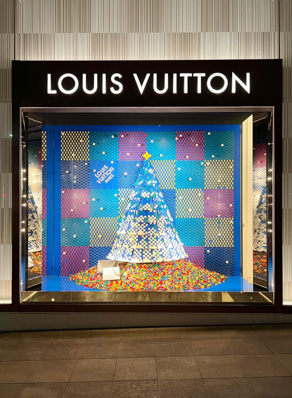 Louis Vuitton s'associe à LEGO pour ses vitrines de Noël.