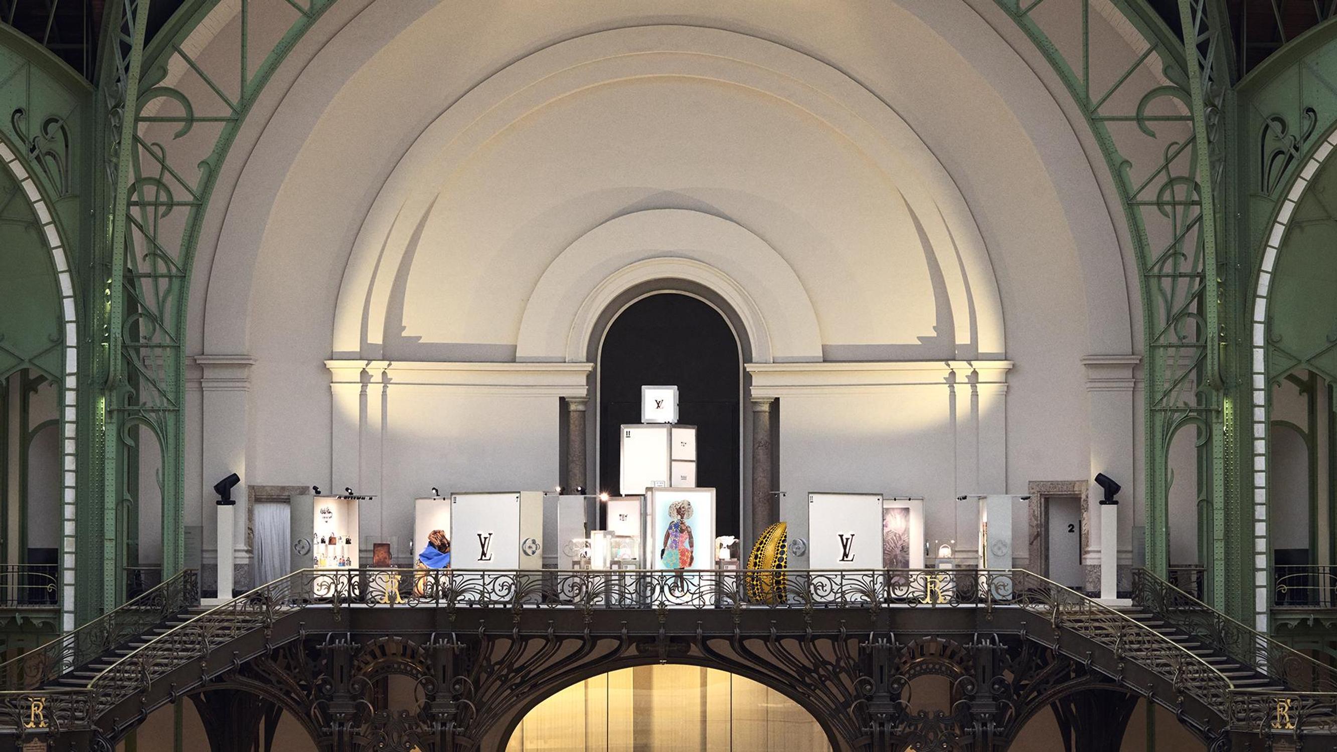 sc&eacute;nographie de la nouvelle exposition de la maison de luxe louis vuitton au grand palais pour art basel 2026, qui fait dialoguer les sacs capucines avec oeuvres d'art contemporain