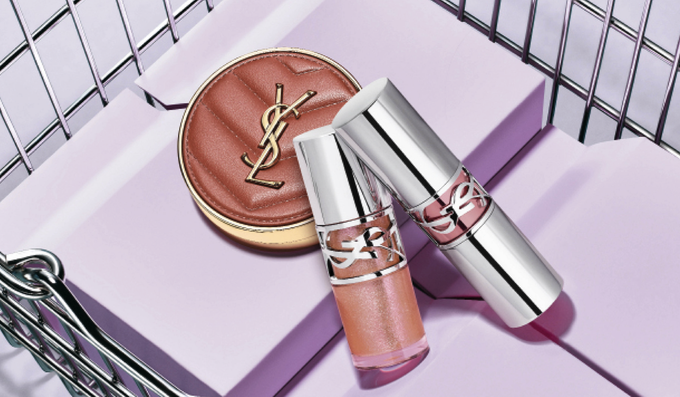 Gros plan sur le gloss Loveshine de YSL Beauty dans son &eacute;crin argent&eacute; luxueux, texture brillante et hydratante."