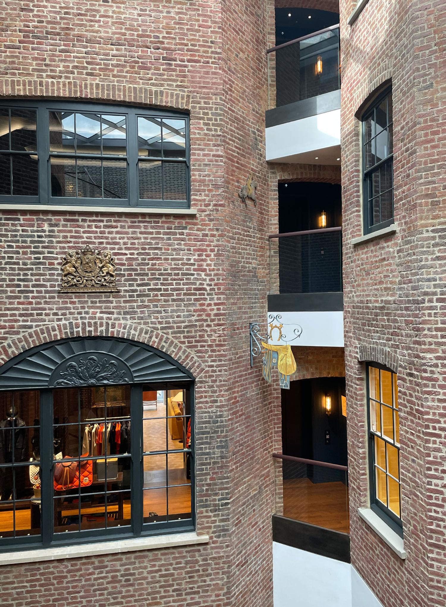 visuel de l'interieur du plus grand magasin hermès à londres, ouvert en 2026 sur new bond street