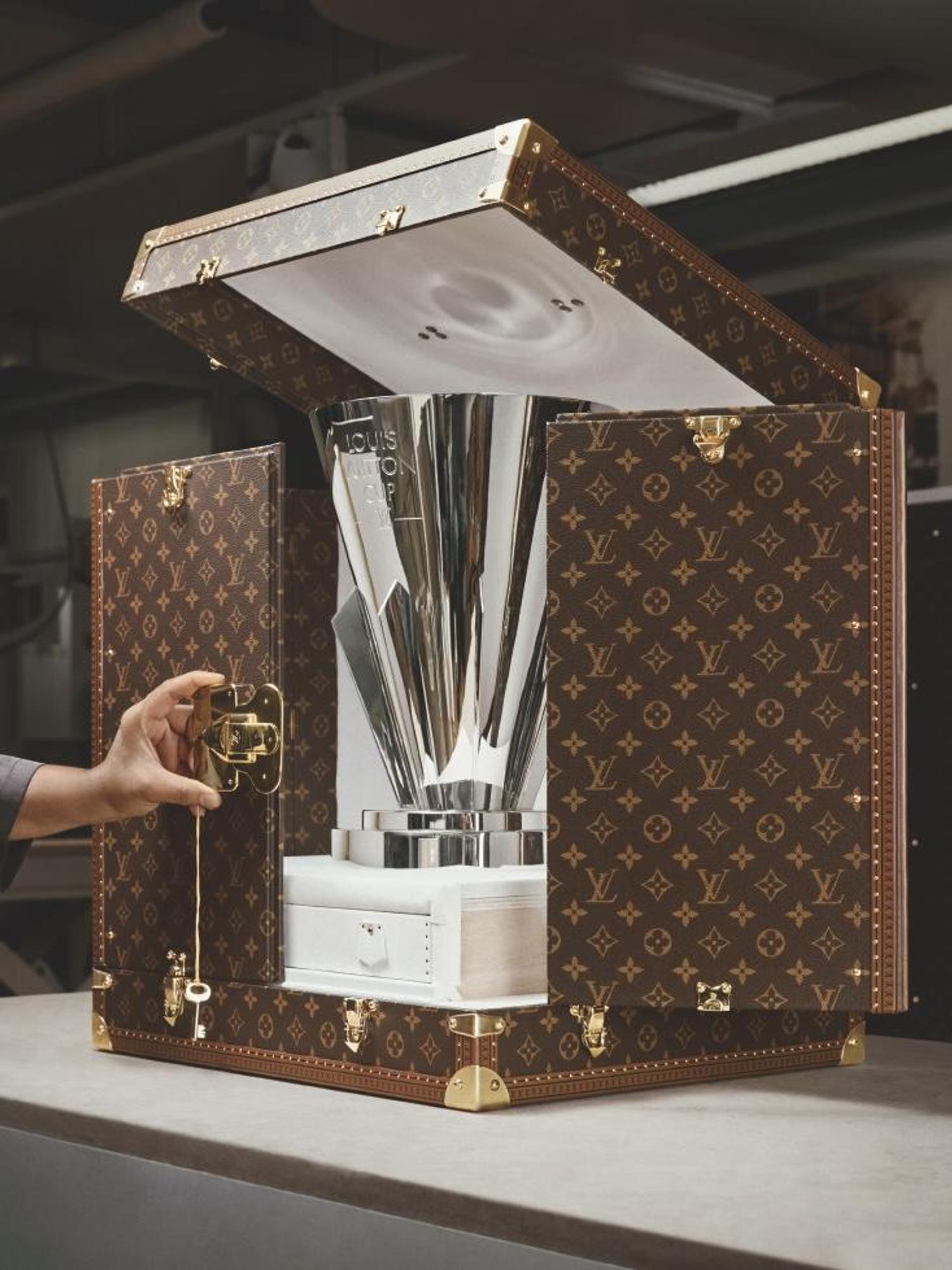malle trophée vuitton livre from louis to vuitton