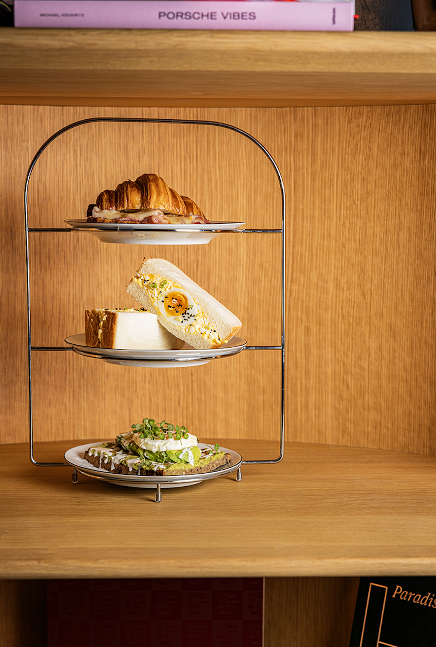 "Plateau de dégustation au BLU Café Alpine : assortiment de street food premium, pâtisseries et boissons de spécialité."