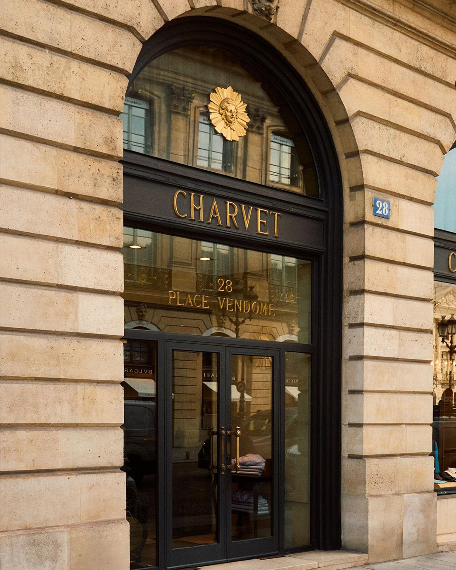 Rachetée par Chanel, la marque de chemises de luxe Charvet dispose d'une seule boutique située à Paris, en France, au 28 place vendôme
