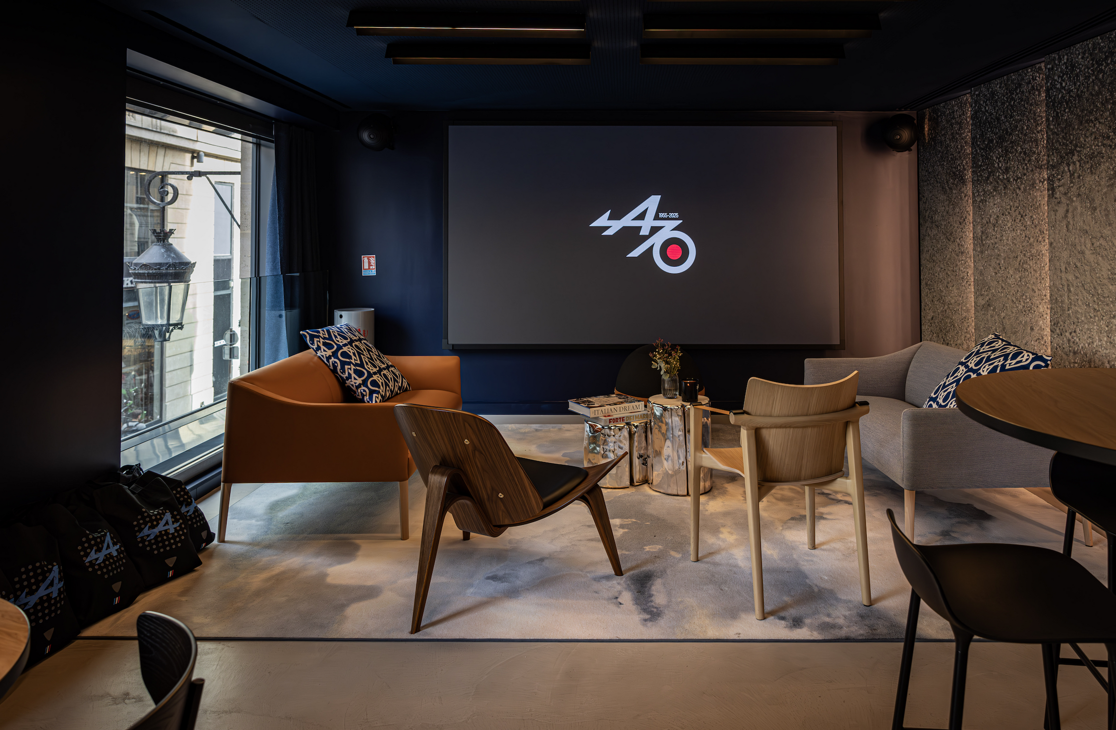 "Salon de visionnage F1 au BLU Café de l'Atelier Alpine Paris, espace immersif pour les Grands Prix de Formule 1."