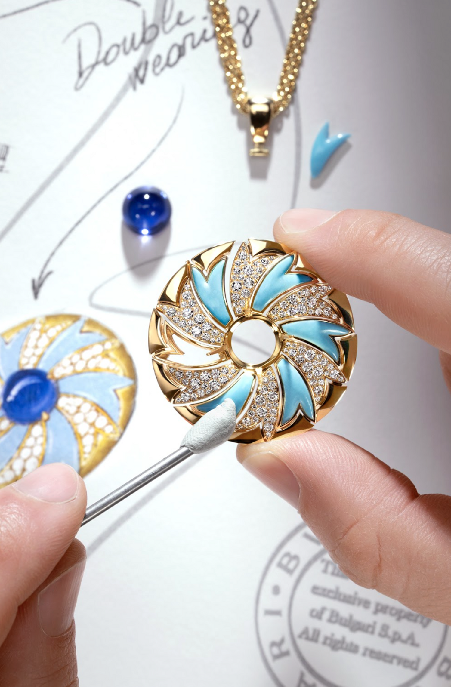 Focus sur le bijou pr&eacute;sent sur le flacon du nouveau parfum de la maison de luxe bvlgari