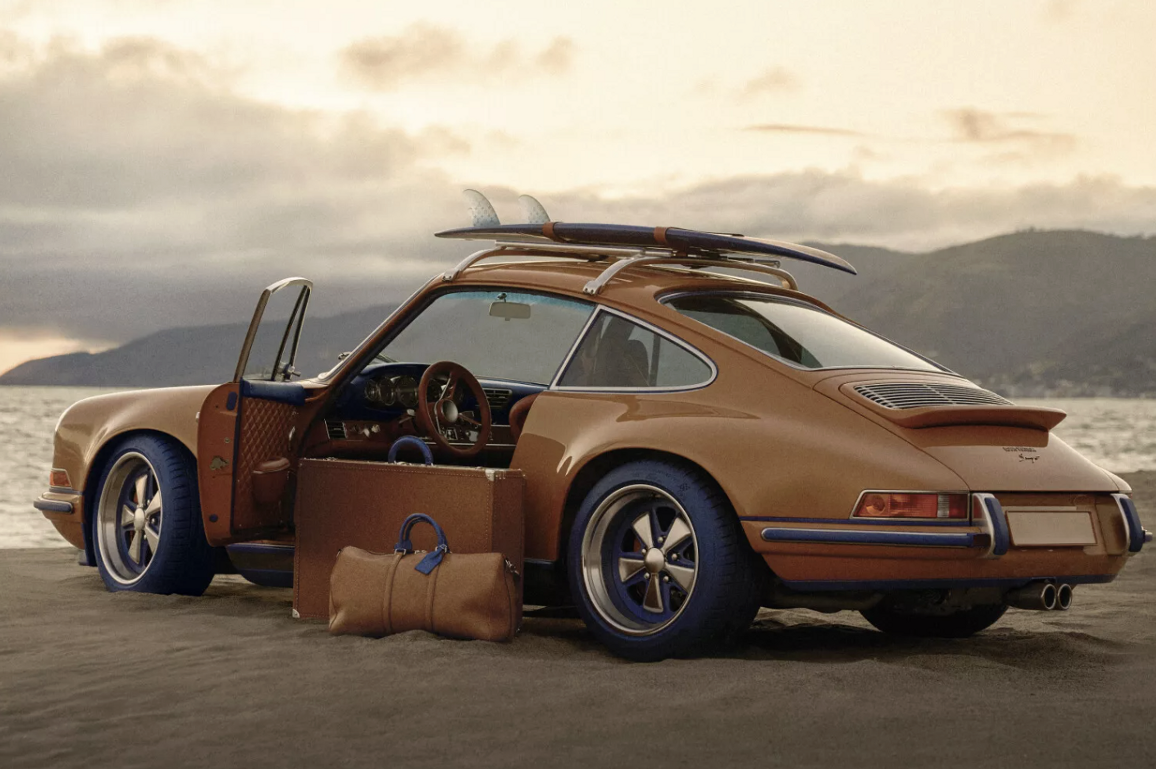 voiture de luxe sur mesure porsche singer et louis vuitton