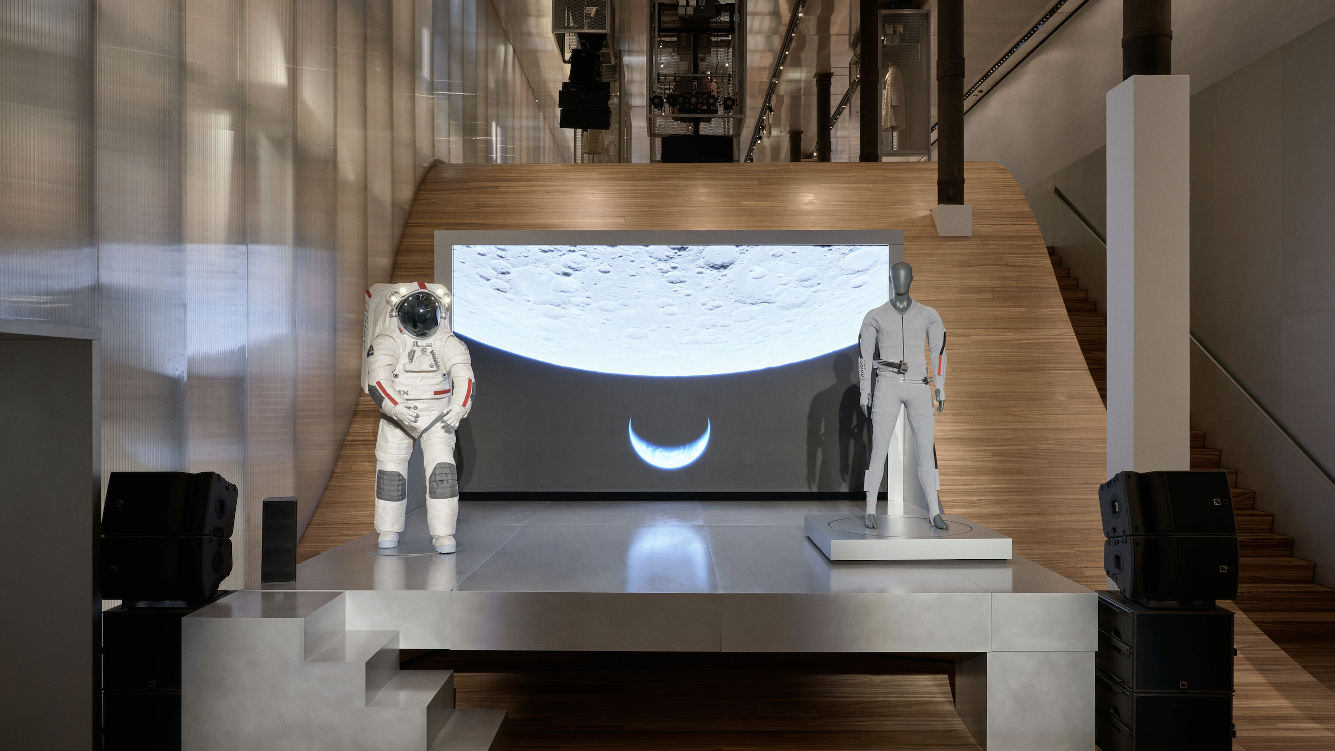 prada et axiom, luxe et conquete espace