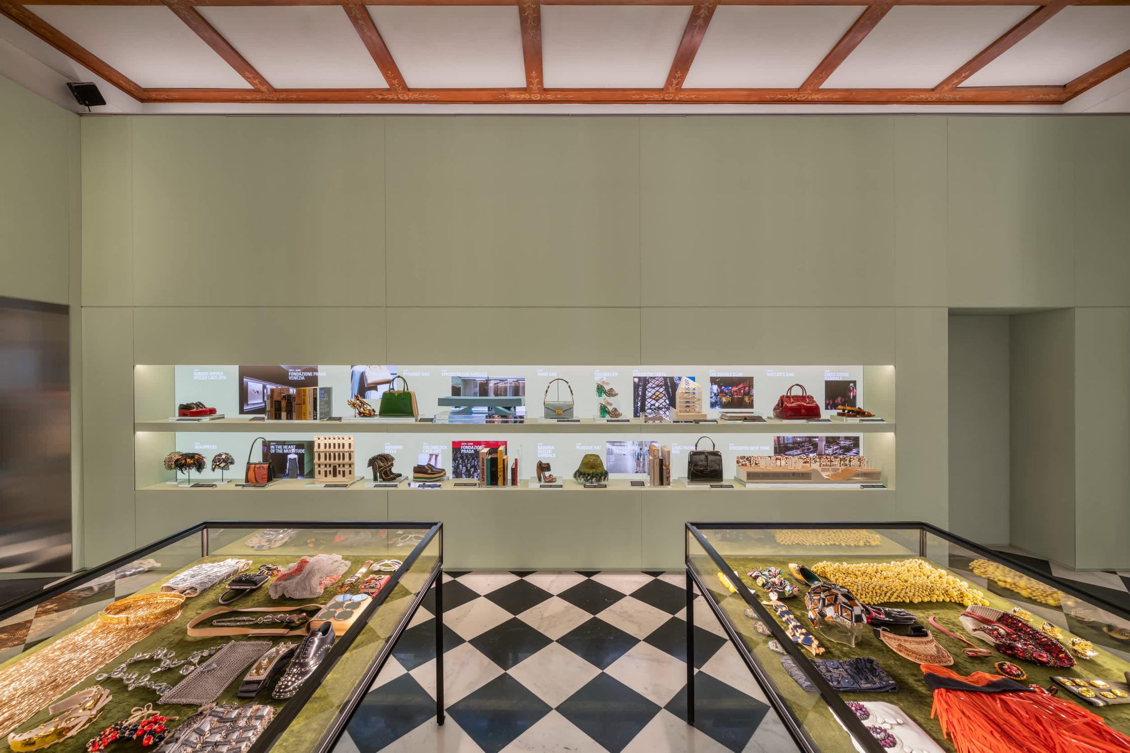 prada boutique milan