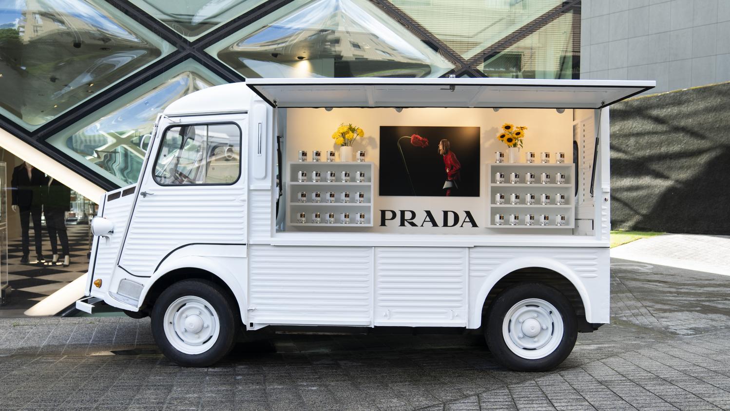 Prada fleurs Tokyo