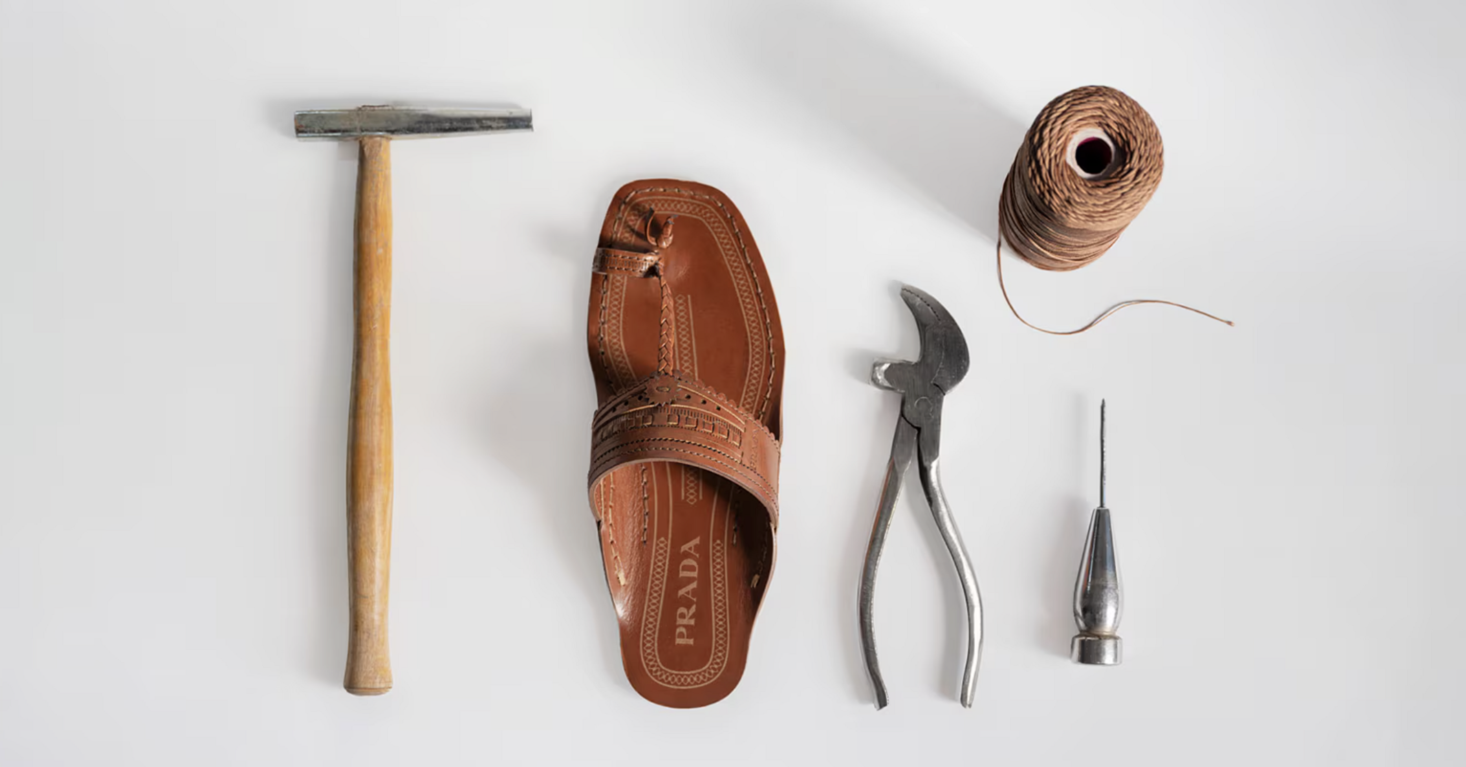 sandales nu-pieds plates en cuir marron de la marque prada