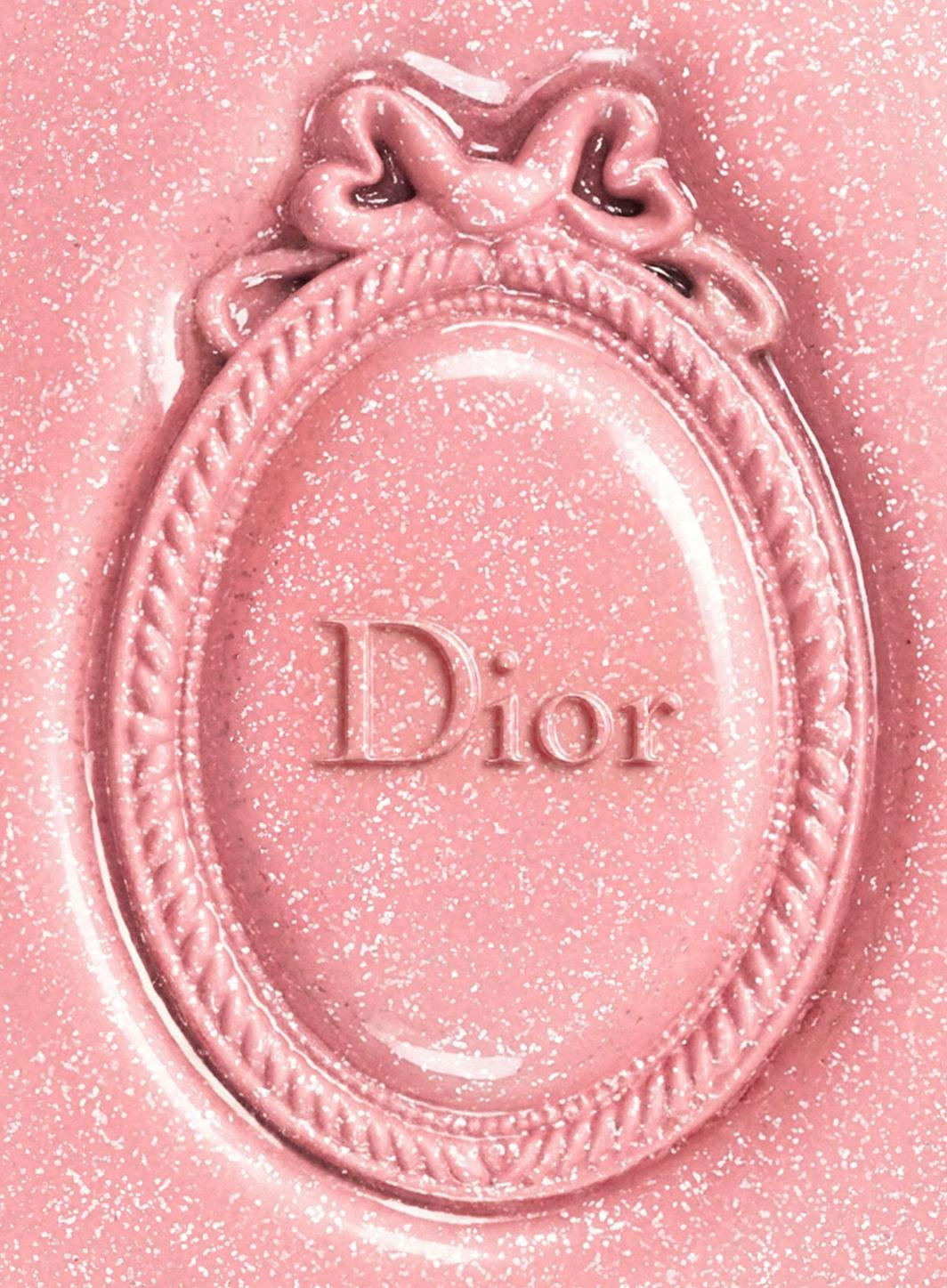 Baume à lèvres ou bijou de téléphone : Dior Beauté veut séduire la génération smartphone