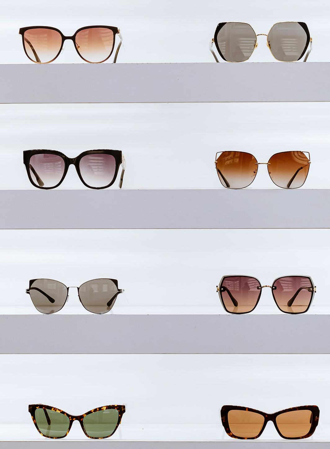 Kering Eyewear intègre Valentino à son portefeuille de lunettes de luxe