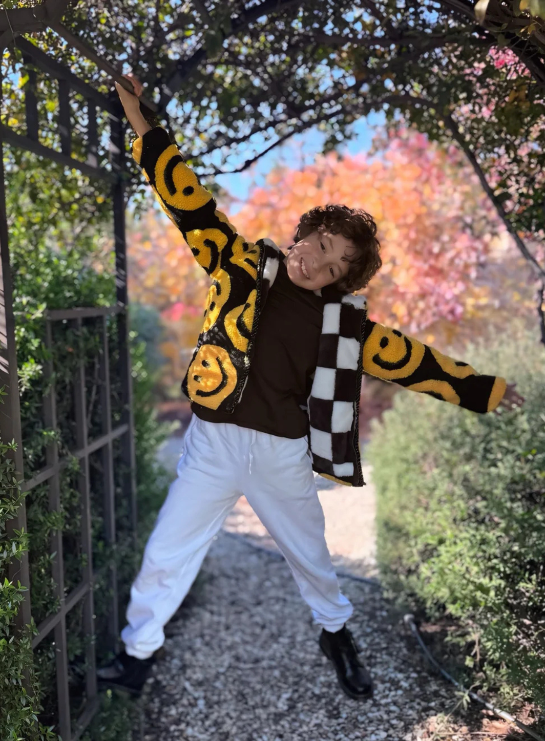 Qui est Max Alexander, ce jeune designer de 9 ans qui a présenté sa collection à la Fashion Week de Paris ?