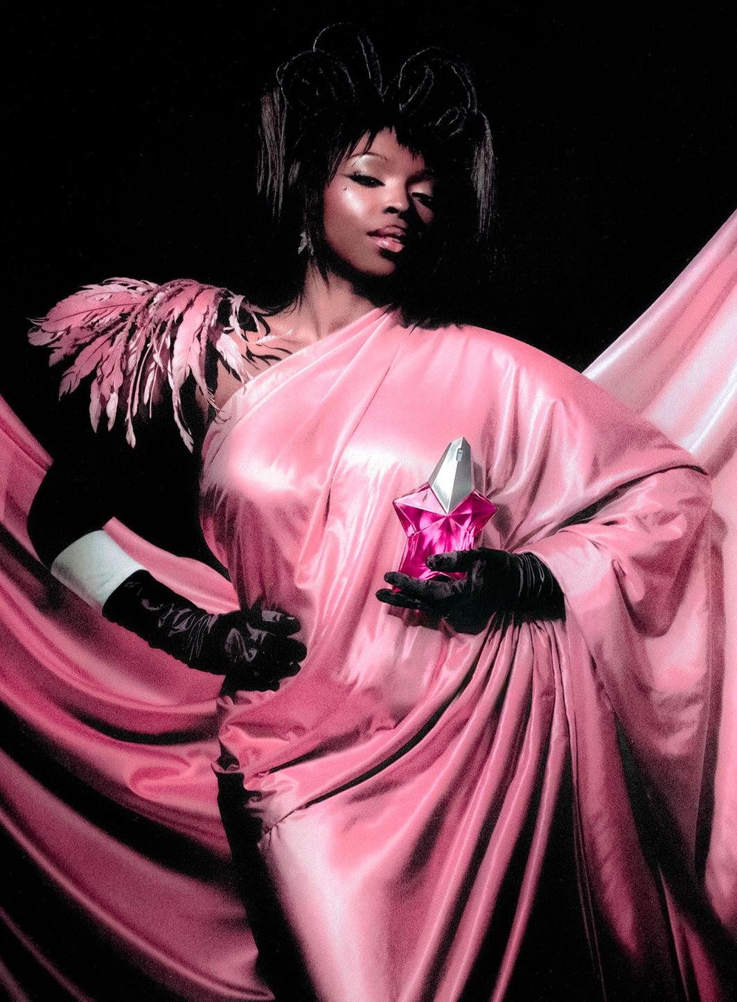 Mugler choisit la "Boss Lady" Theodora comme nouvelle ambassadrice