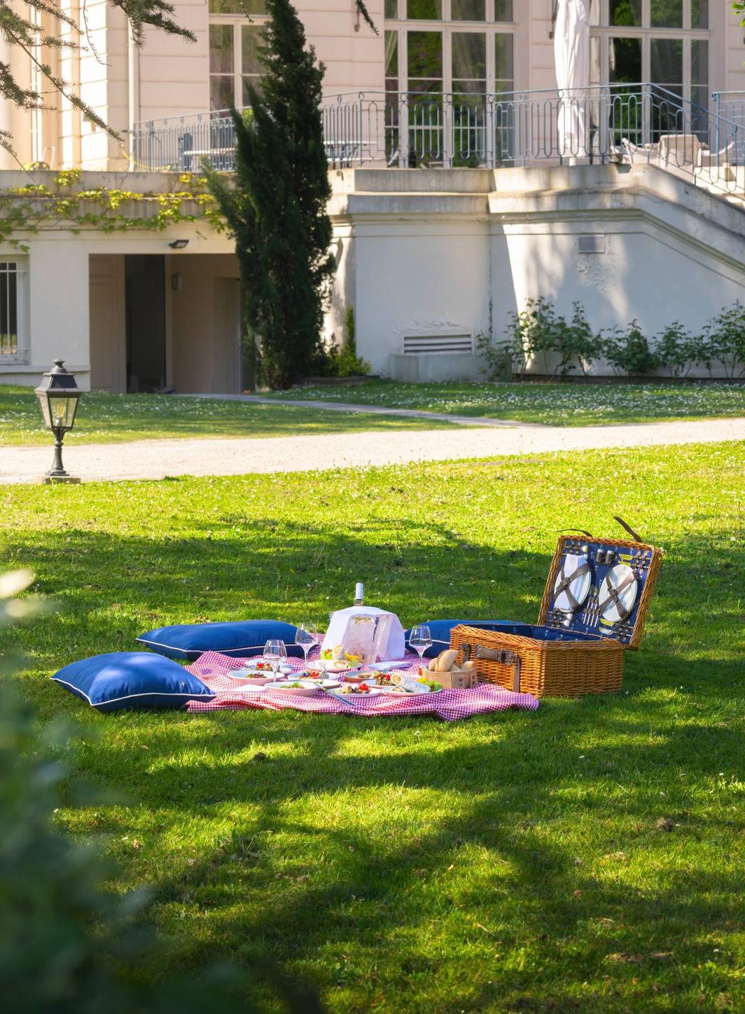 Pique-nique de luxe : quand la gastronomie s’invite sur l’herbe