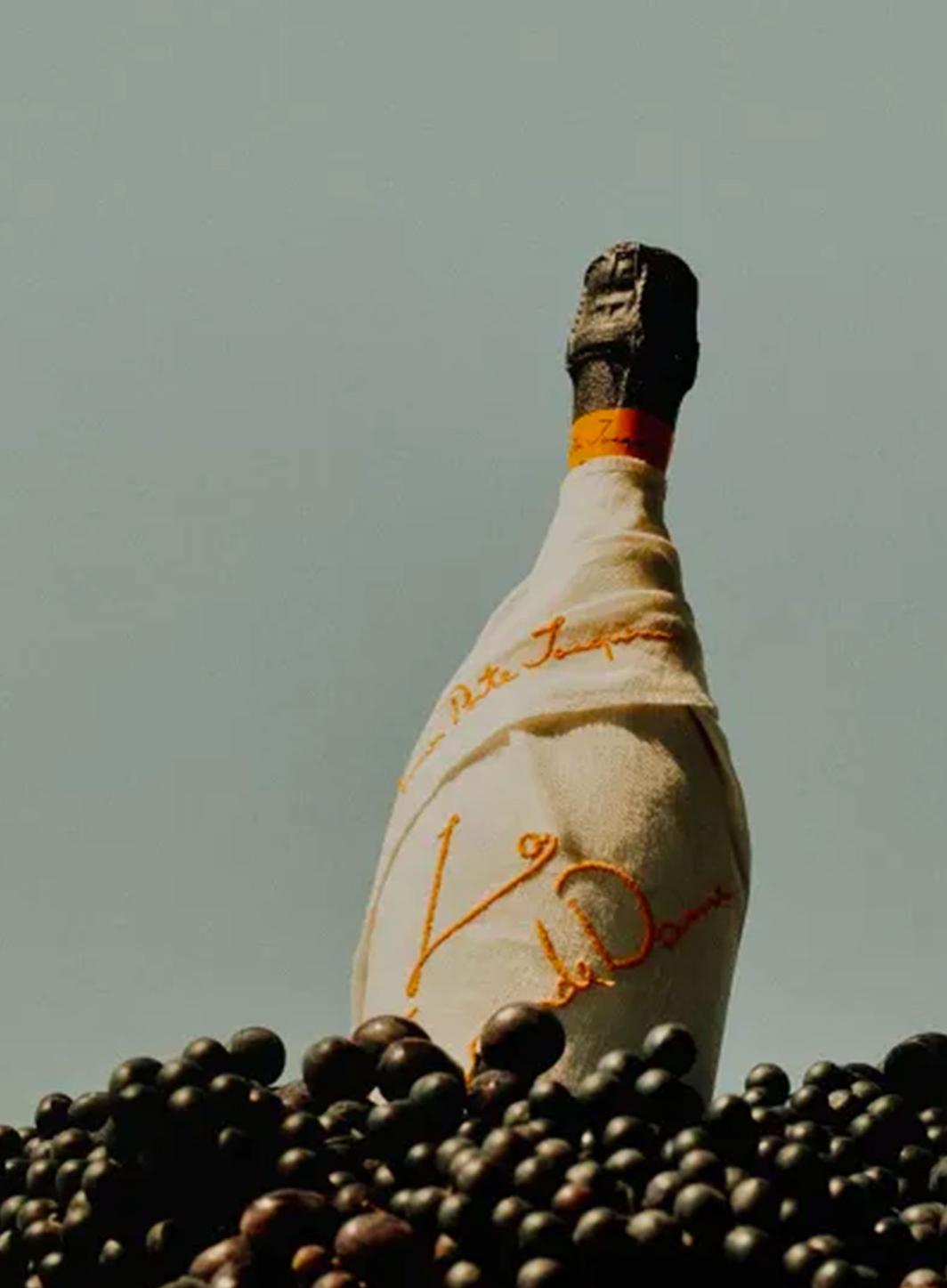 Veuve Clicquot confie sa nouvelle bouteille de champagne à Jacquemus