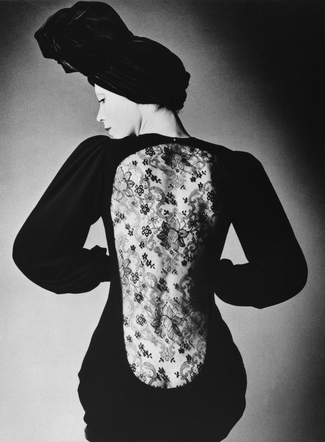 Une exposition itinérante sur les pièces en transparence de Saint Laurent.