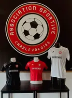 Jacquemus sponsorise l'AS Charleval, le club du village de ses grands-parents