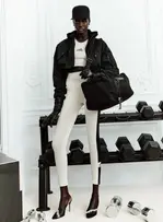 Balenciaga signe des collaborations avec Manolo Blahnik et la NBA dans sa nouvelle collection