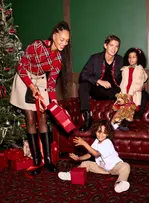 Burberry réinvente les vitrines et la façade de Bloomingdale's pour Noël
