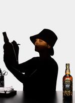 Chivas Regal confie le design de sa bouteille à l’artiste Dolly Cohen.