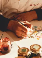 Le foulard en soie de Gucci se raconte chez Assouline