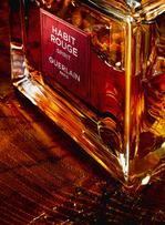 Avec Hennessy, Guerlain offre des reflets cognac à son parfum Habit Rouge