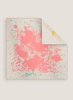 Deux carrés en un : comment Hermès a réinventé son iconique foulard