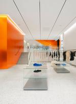 Issey Miyake inaugure son flagship parisien.